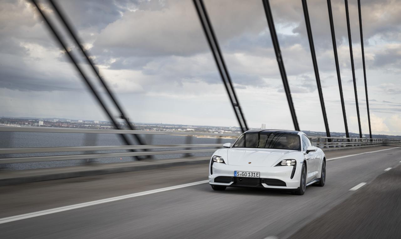 Taycan_Turbo_carraraweissmetallic__16_.jpg Porsche Taycan Turbo
