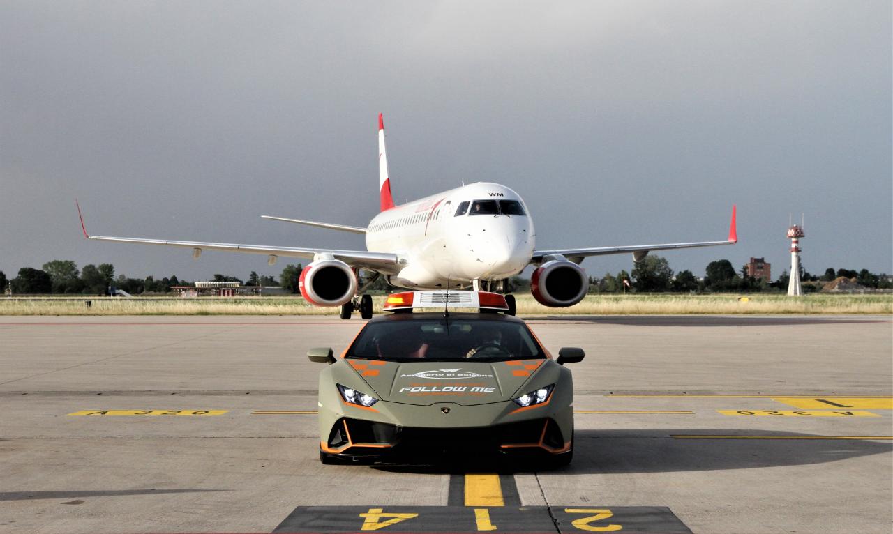 Lamborghini Huracán Evo Follow me Front mit Flugzeug