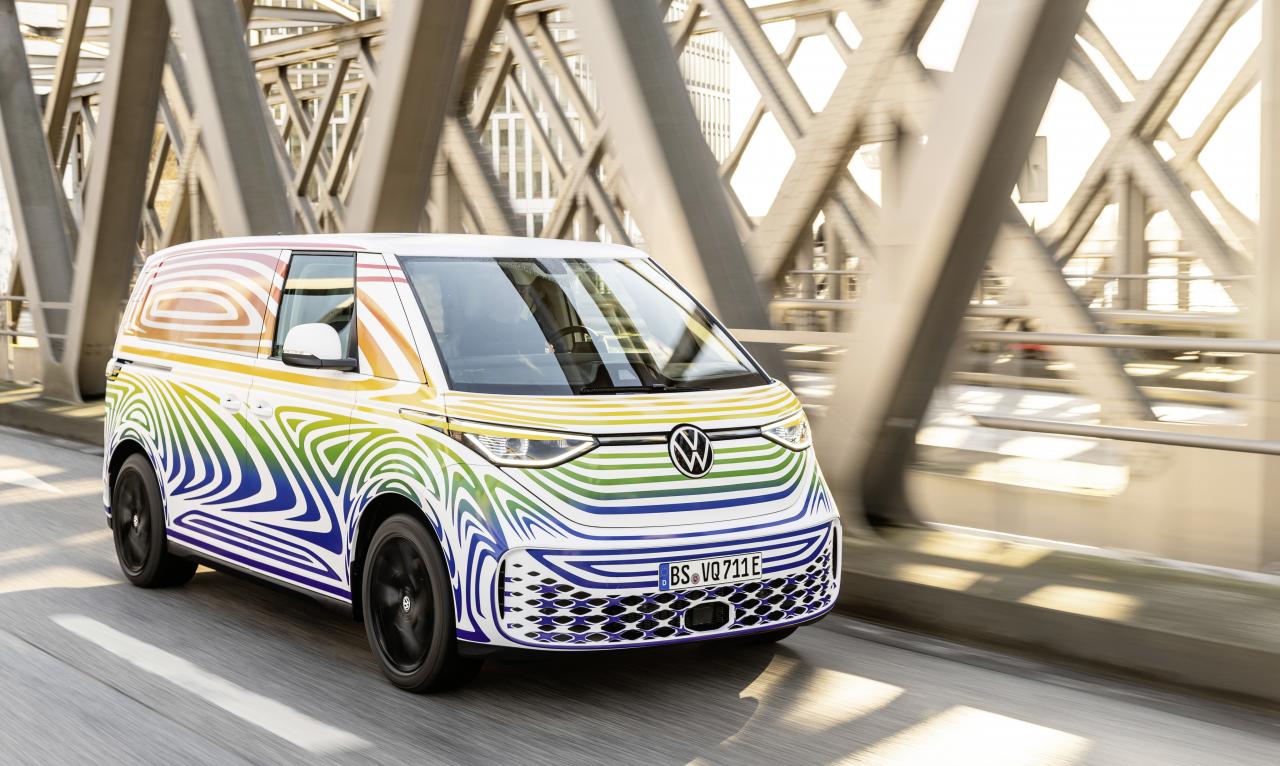 VW ID. Buzz in Fahrt seitlich