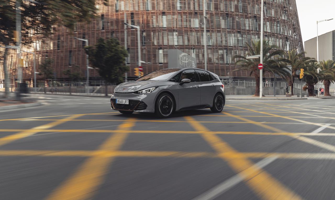 BU2.jpg Cupra Born Front/Seite in Fahrt