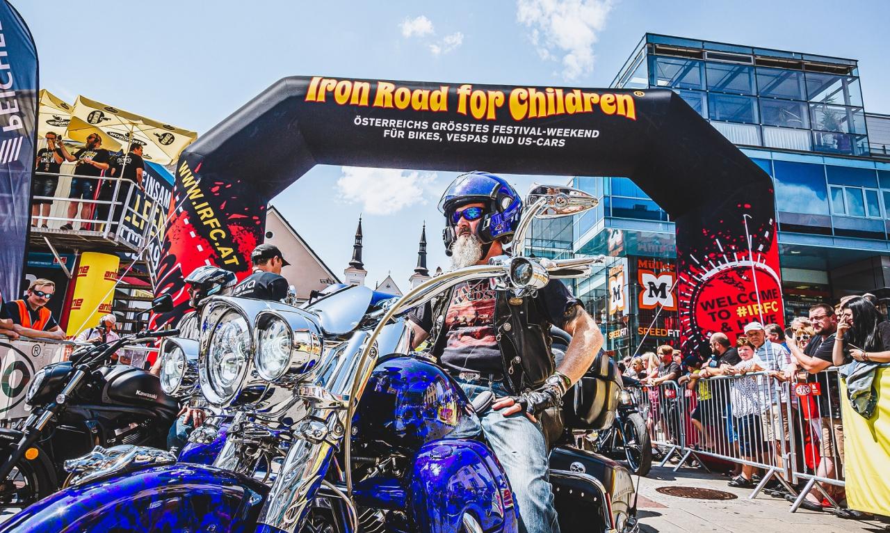 Besucherandrang am Hauptplatz Leoben.jpg IRFC Biker