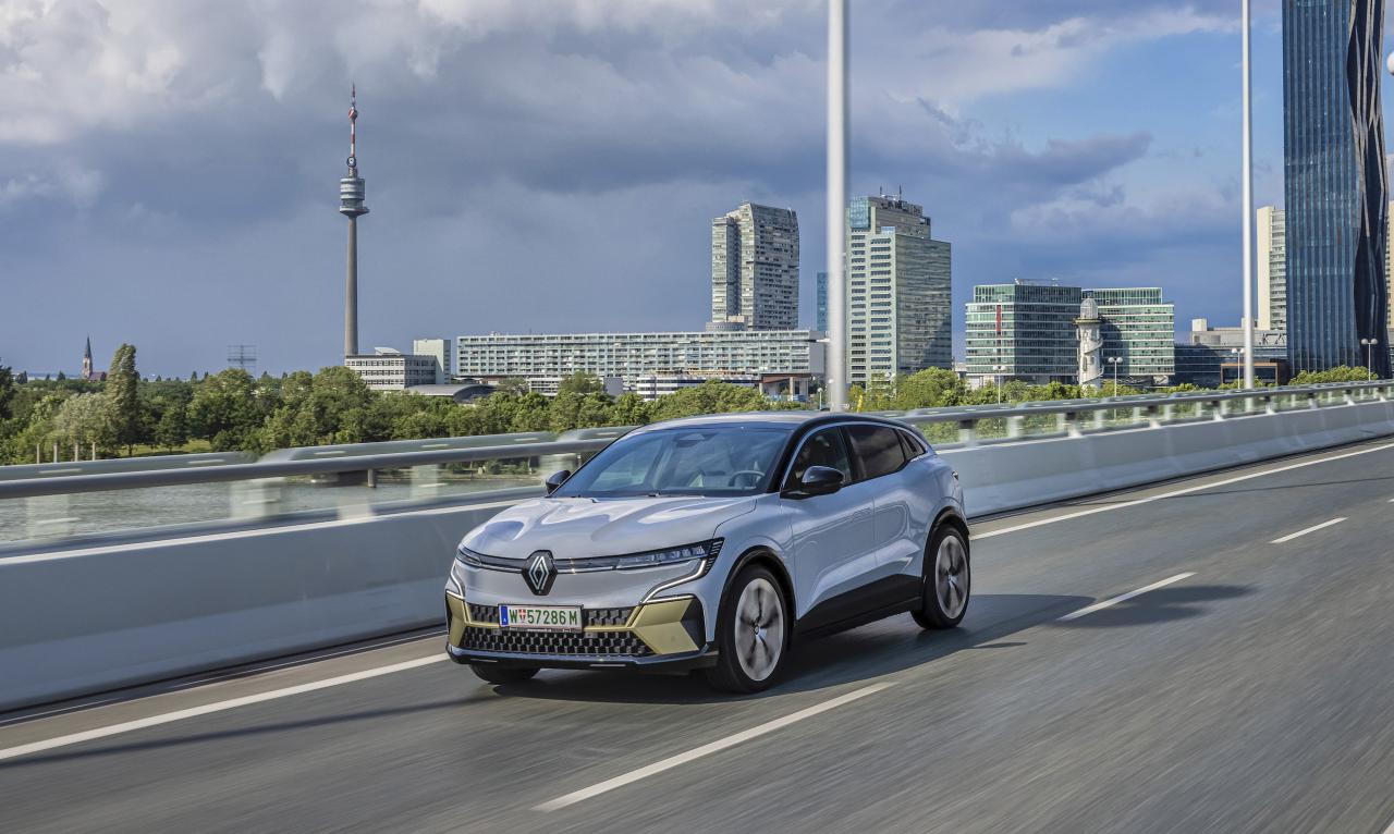 Renault 1.jpg Renault Megane E-Tech Front/Seite in Fahrt