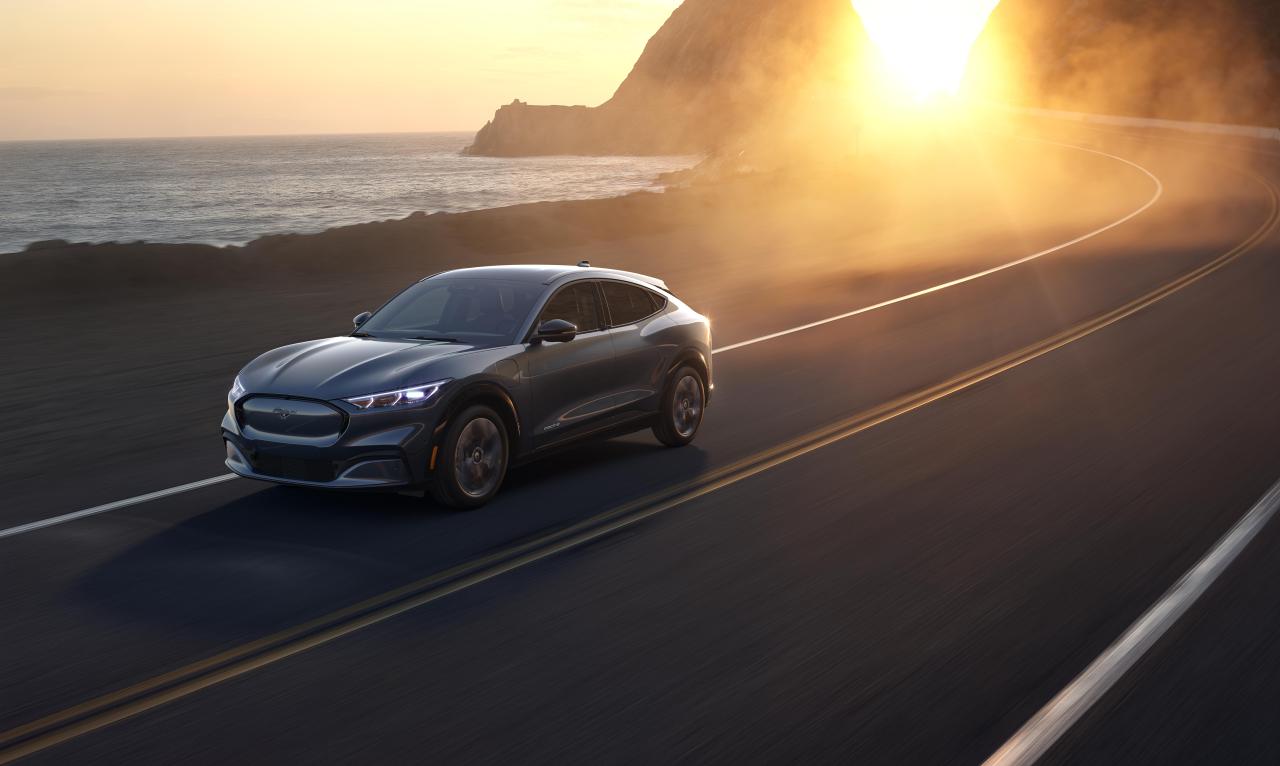 VAV 1.jpg Ford Mustang Mach-e Front/Seite in Fahrt