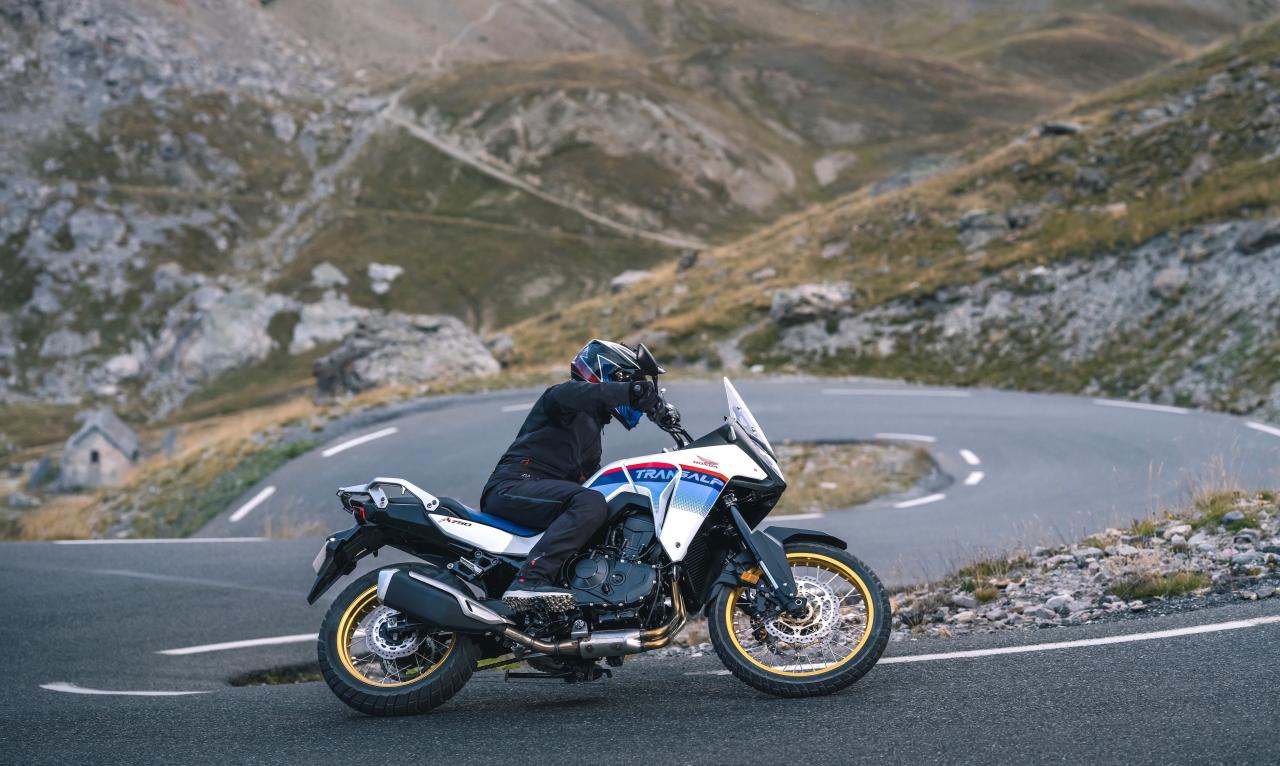 VAV Versicherung Motorrad_1.jpg Honda XL750 Transalp Seite in Fahrt