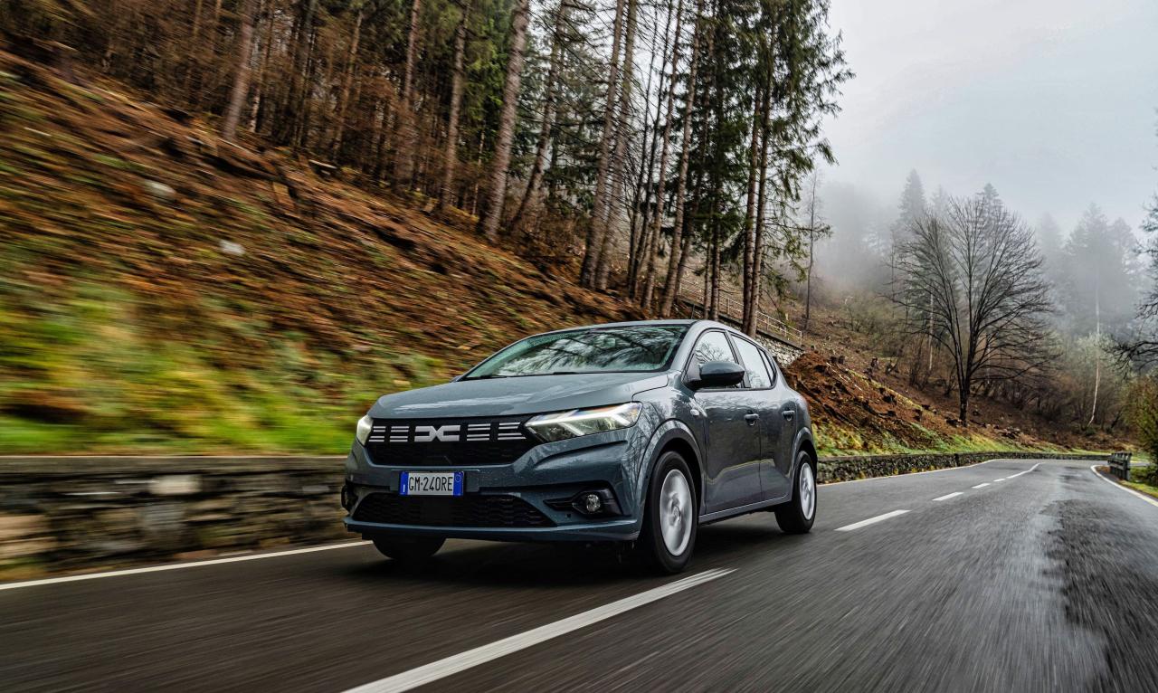 Kleinwagen Dacia Sandero Front/Seite in Fahrt