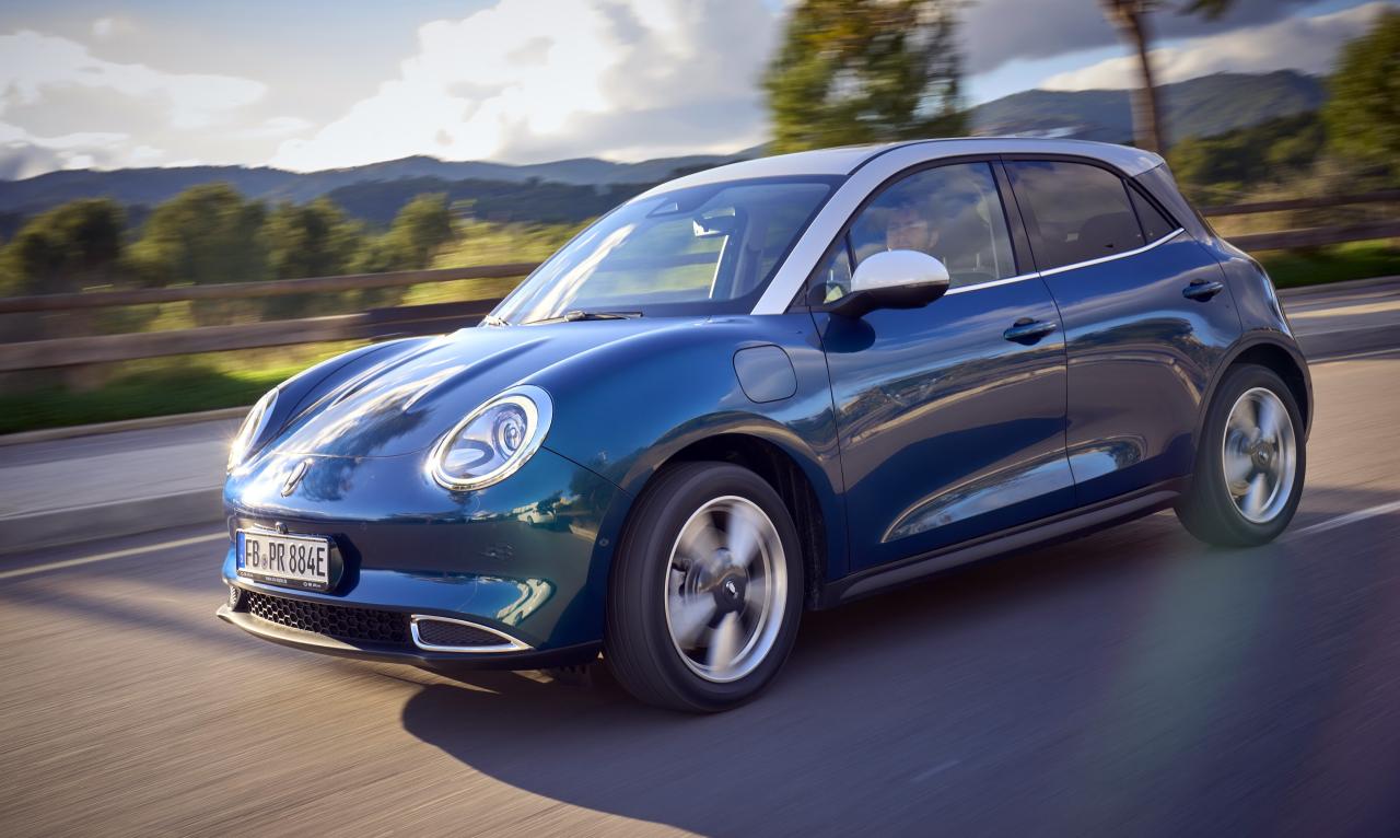 Ora Funky Cat Front/Seite in Fahrt