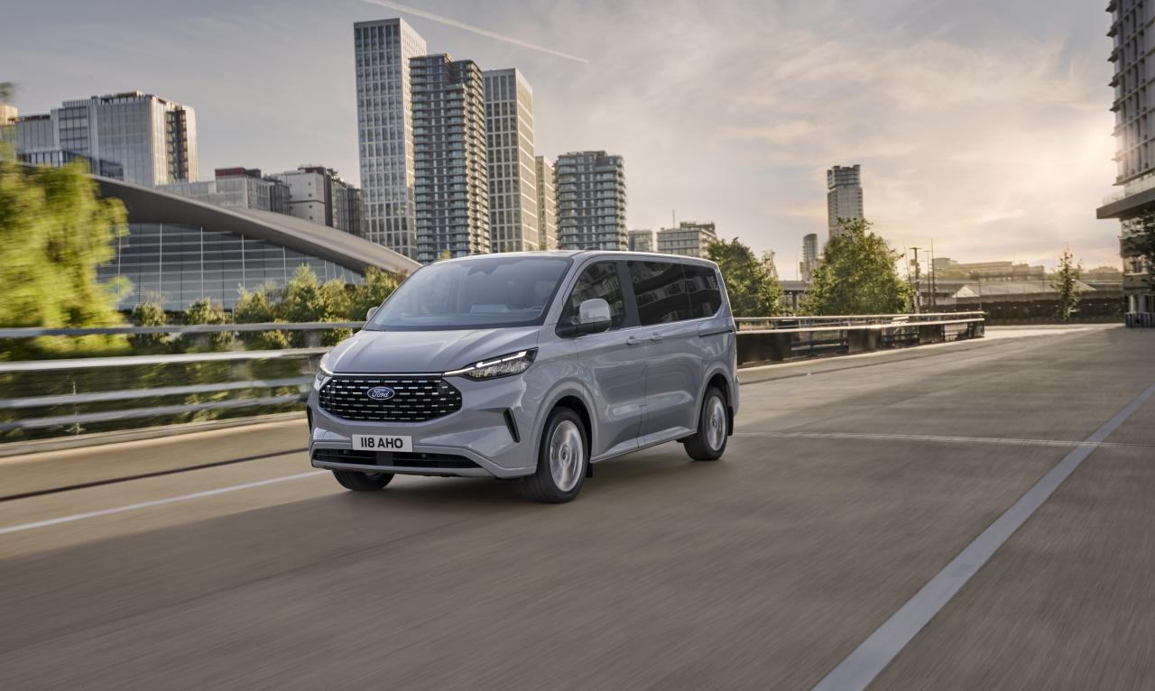 Ford_1.jpeg Ford Tourneo Custom Front/Seite in Fahrt