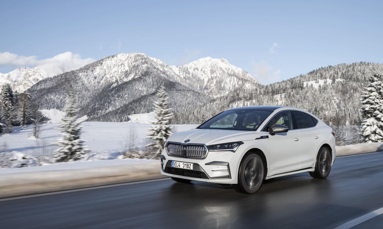 Skoda Enyaq Coupé L&K Front/Seite in Fahrt