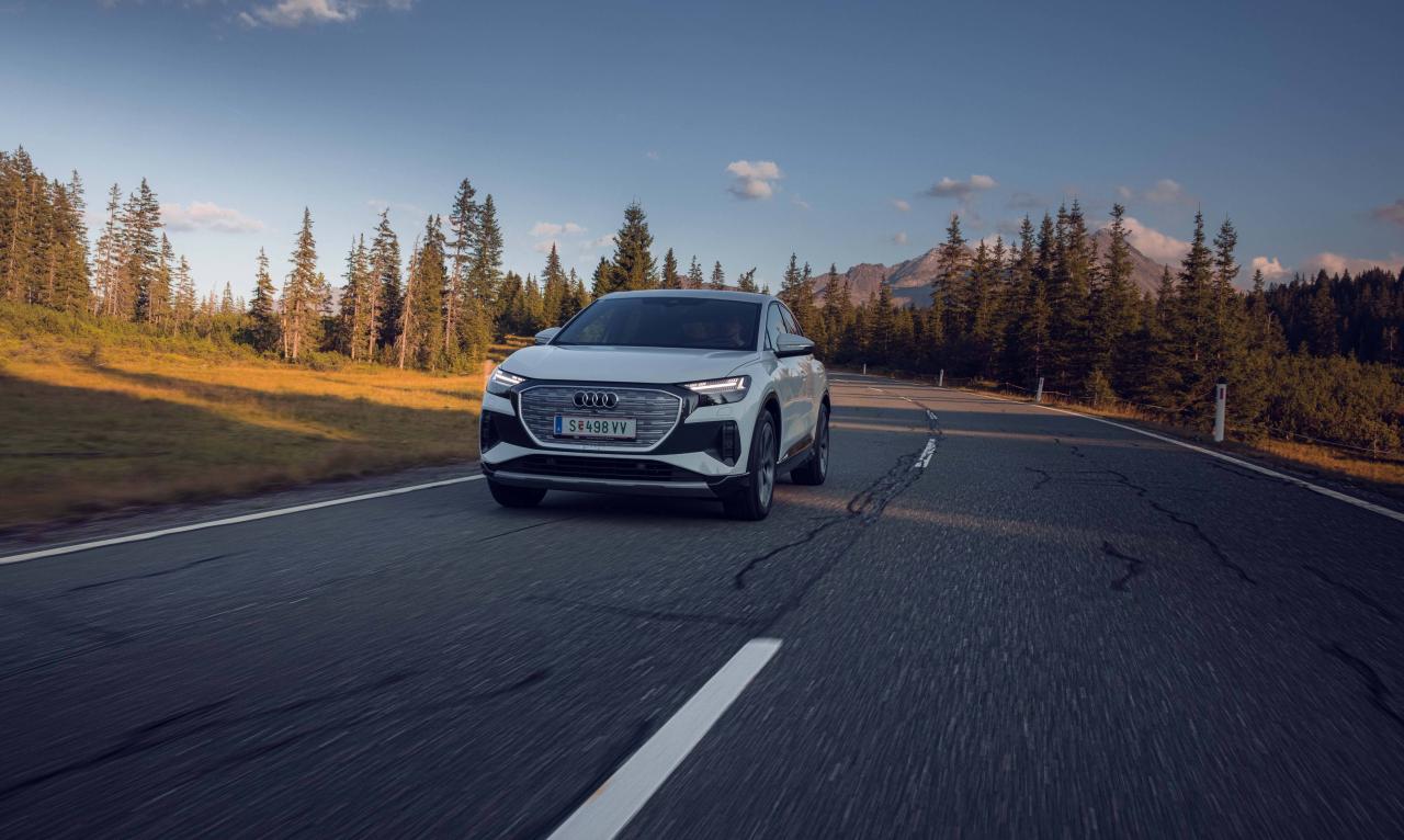 Audi_1.jpg Audi Q4 e-tron Front/Seite in Fahrt