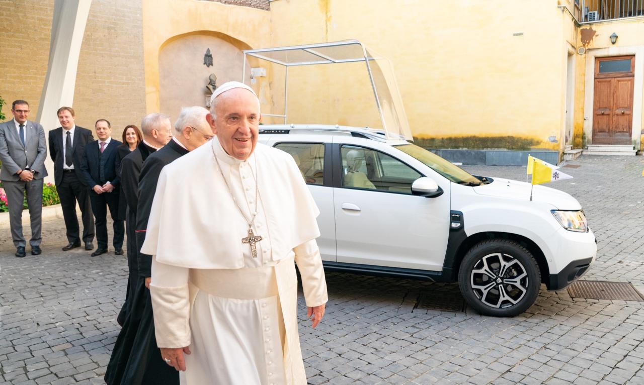 Dacia Duster Papamobil mit Papst