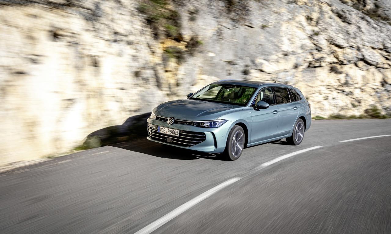 VW Passat_1.jpg Volkswagen Passat Front/Seite in Fahrt