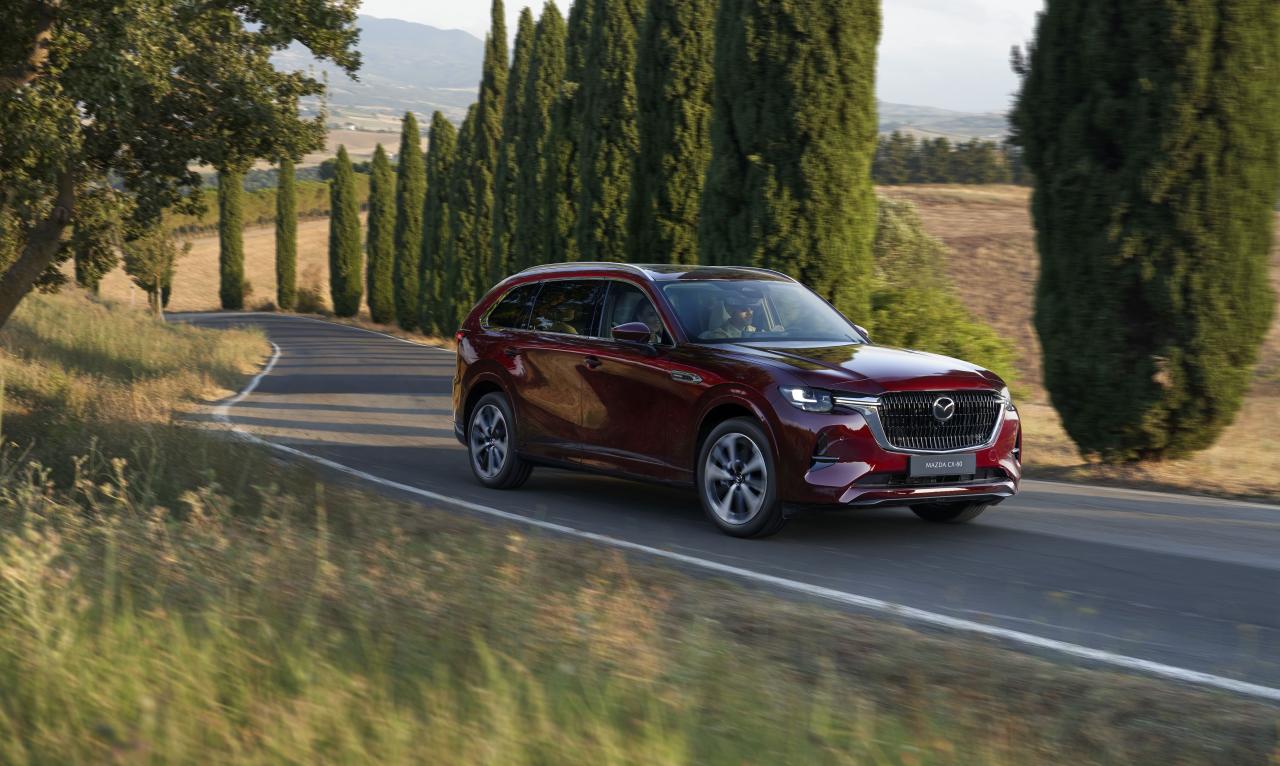 Mazda CX-80_1.jpg Mazda CX-80 Front/Seite in Fahrt