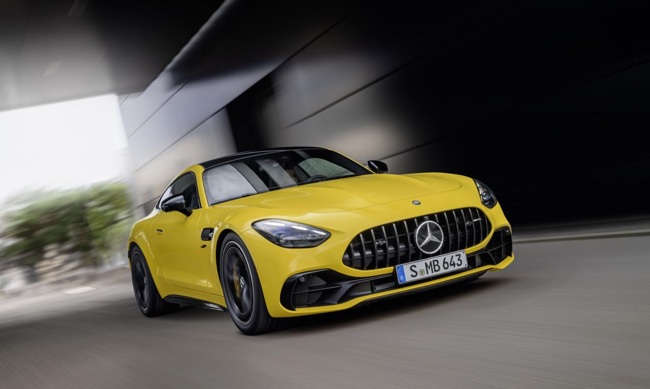 Mercedes-AMG GT 43_4.jpg Mercedes-AMG GT 43 Front/Seite in Fahrt
