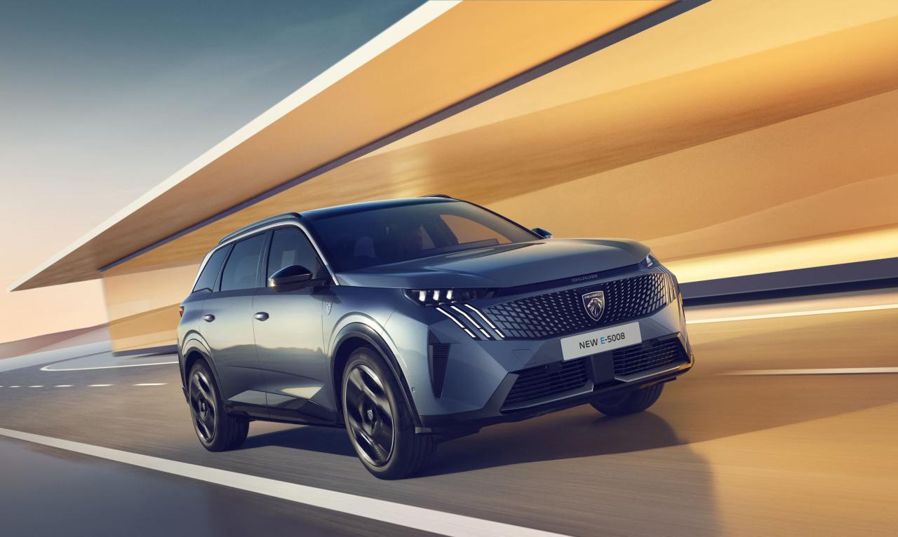 Peugeot_1.jpg Peugeot E-5008 Front/Seite in Fahrt