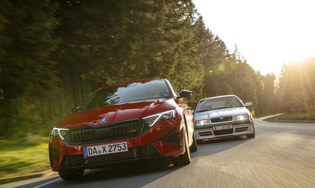 Skoda Octavia neu Front in Fahrt und Skoda Octavia 1. Generation Front in Fahrt