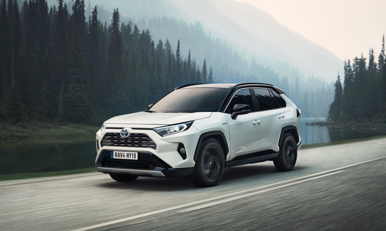 Toyota_1.jpg Toyota RAV4 Front/Seite in Fahrt