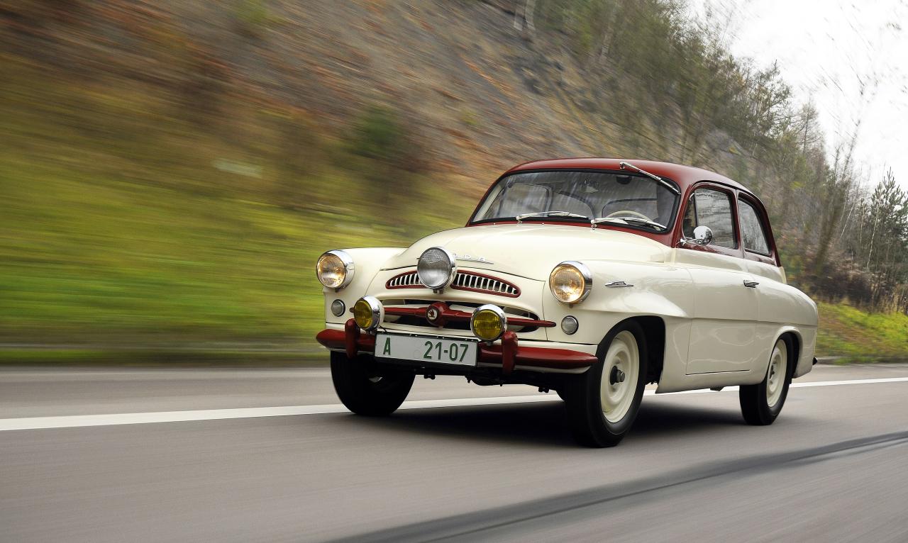 Skoda Oldtimer Front/Seite in Fahrt