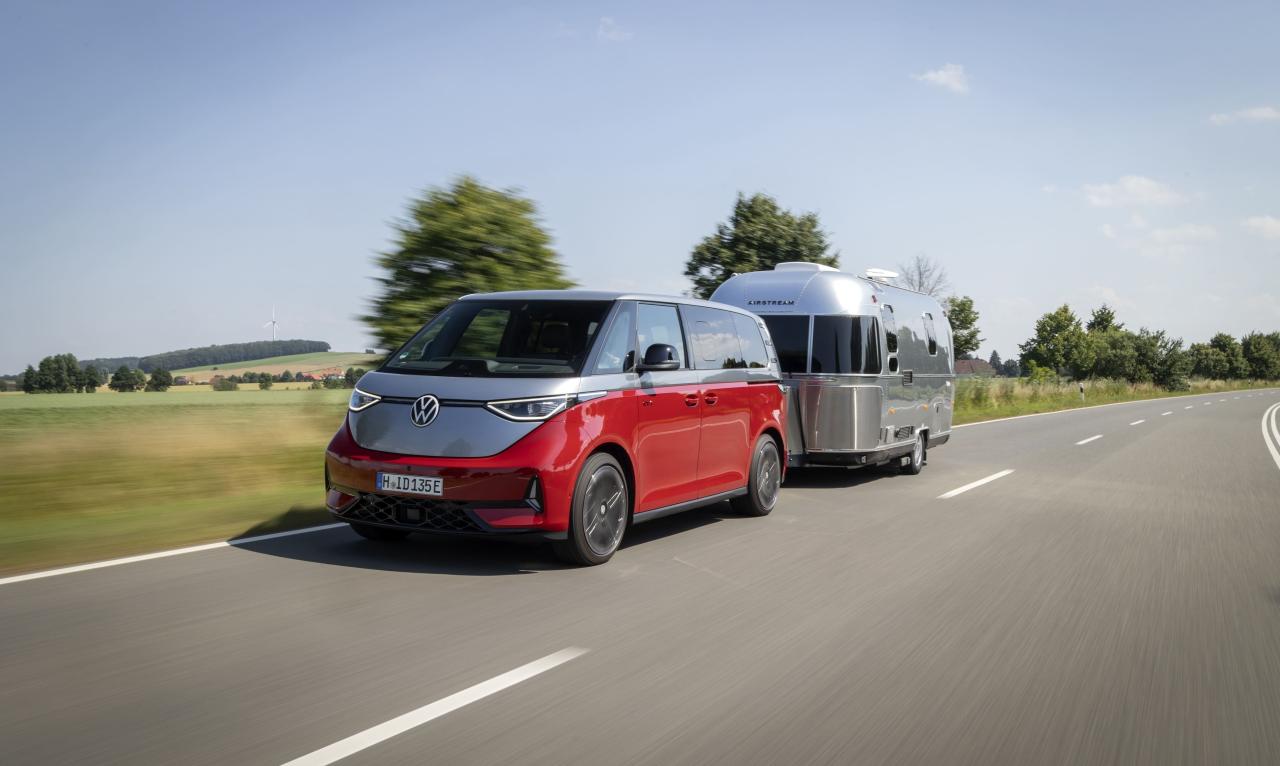 VW ID. Buzz Front/Seite in Fahrt mit Anhänger