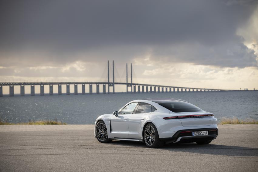 Taycan_Turbo_carraraweissmetallic__18_.jpg Porsche Taycan Turbo