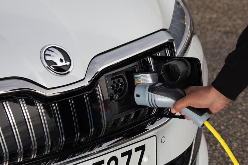 Skoda Superb iV laden.jpg Skoda Superb iV laden