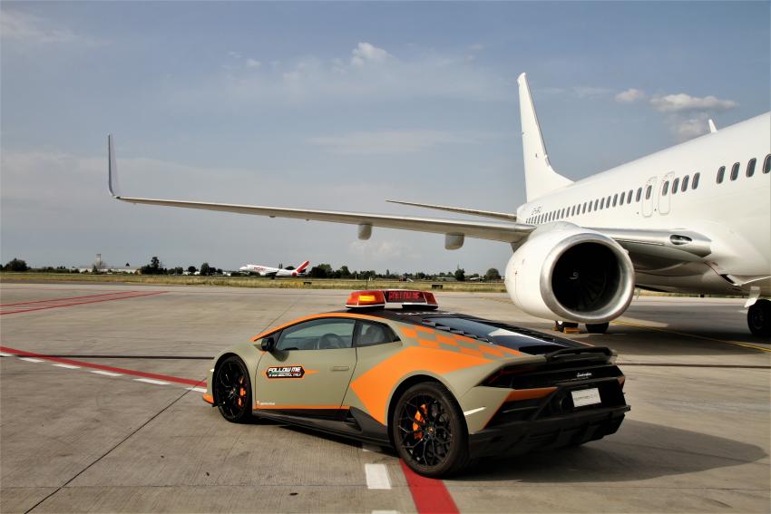 Lamborghini Huracán Evo Follow me Heck mit Flugzeug