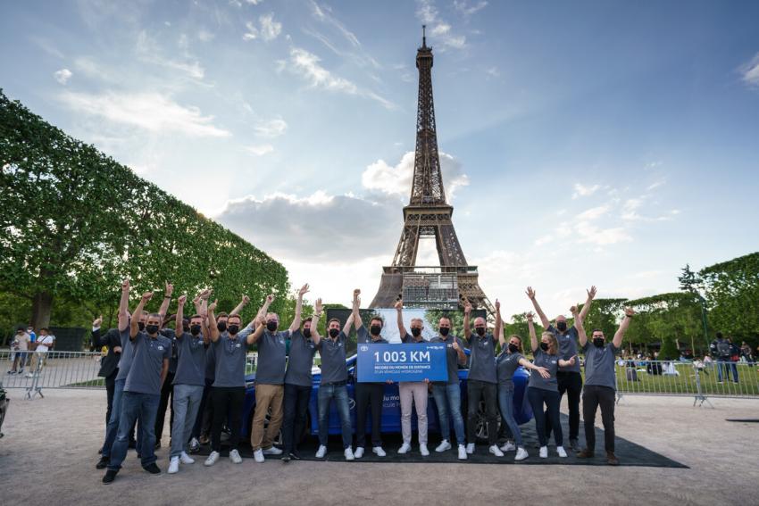 Toyota Mirai Rekordfahrt vor Eiffelturm