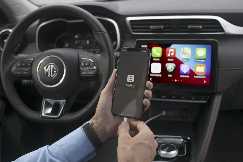 MG ZS EV Facelift Infotainmentsystem mit Apple CarPlay und Smartphone