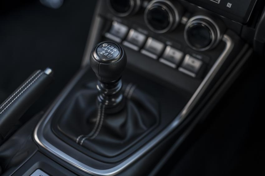 Toyota GR 86 7.jpg Toyota GR 86 Detail Mittelkonsole Schaltknauf