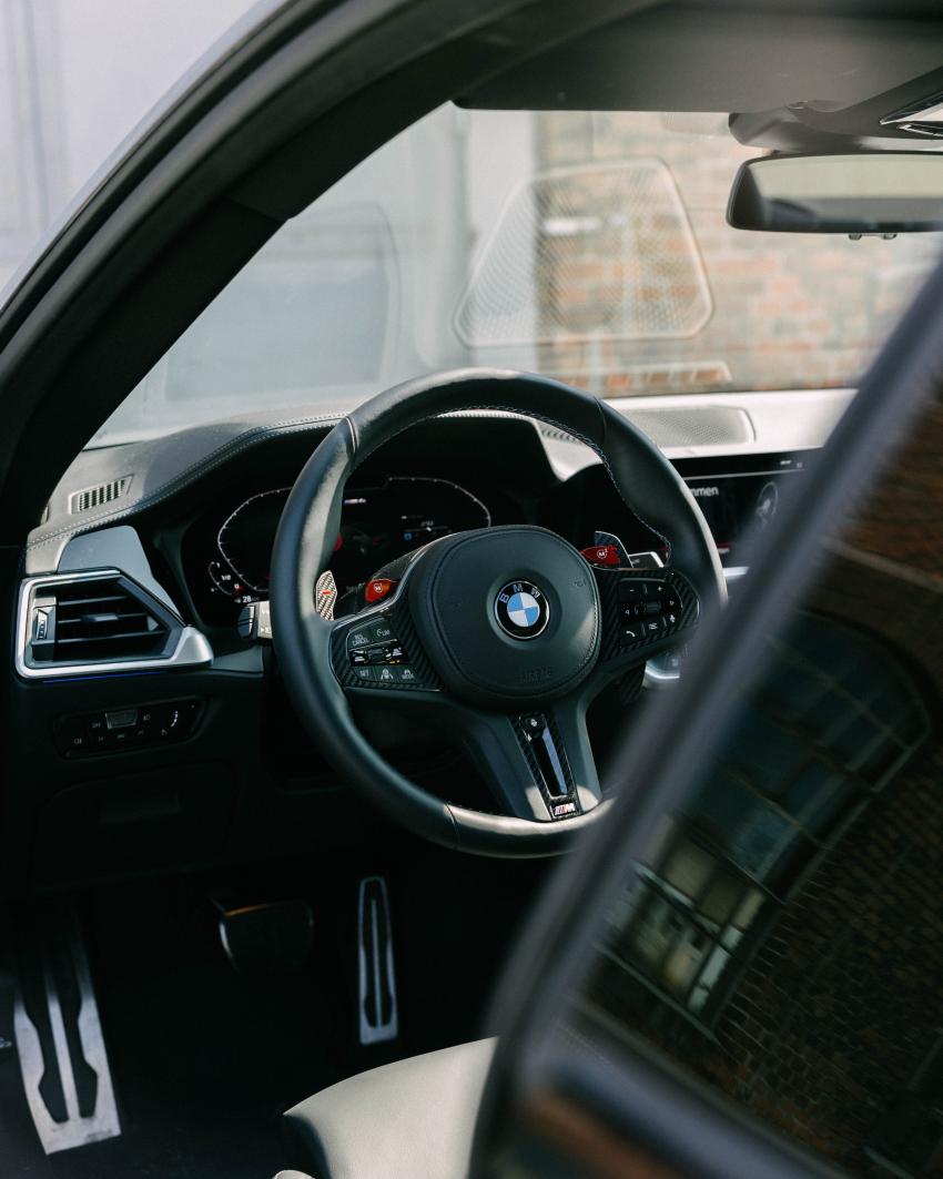 3W9A8821.jpg BMW stellt sich wohl die gleiche Frage wie ich: Was ist so falsch an runden Lenkrädern? Hier gibts keine Abflachungen und Einkerbungen, nur ein wohlgeformtes Volant mit Direktwahlknöpfen für die Fahrmodi.