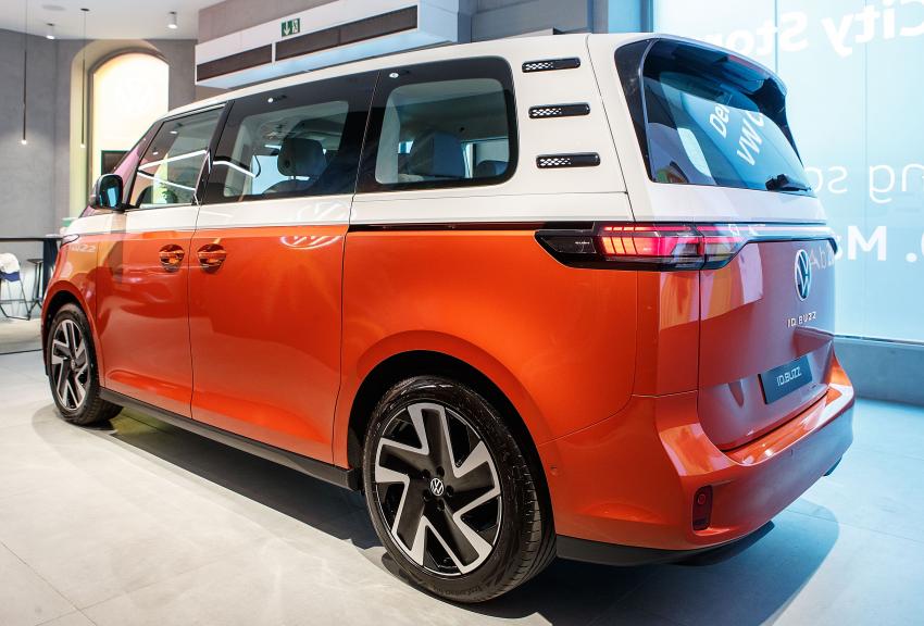 VW ID Buzz (4).jpg VW ID.Buzz dreiviertel Heckansicht