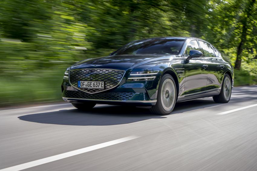 618093.jpg Genesis G80 Electrified in Fahrt