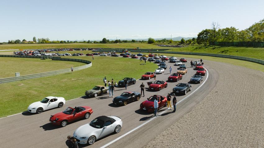 Mazda_MX-5_Guinness_World_Record_076_highres.jpg MX-5