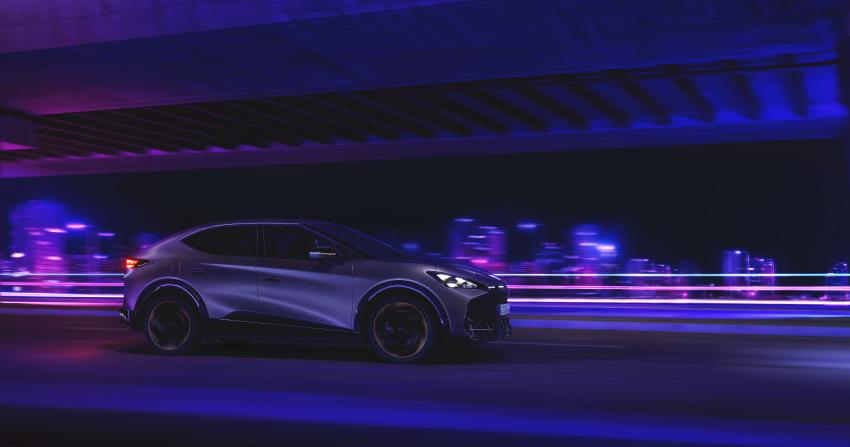 Cupra Tavascan Seite in Fahrt