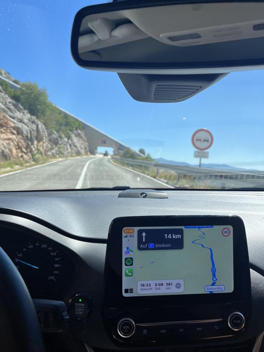 Ford Puma Teil des Cockpits mit Routenführung und Kurven