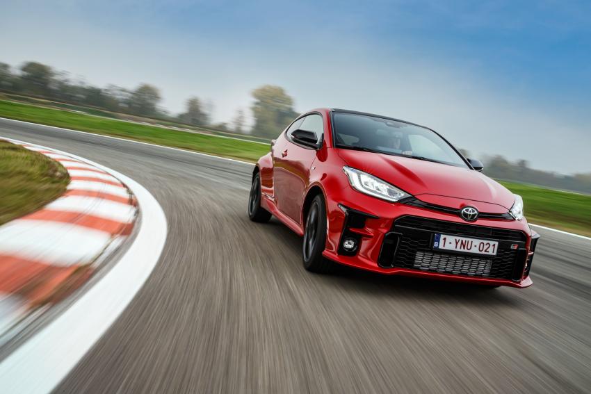 Toyota GR Yaris Front/Seite in Fahrt