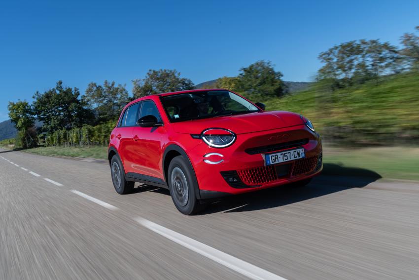 Fiat 600e Front/Seite in Fahrt