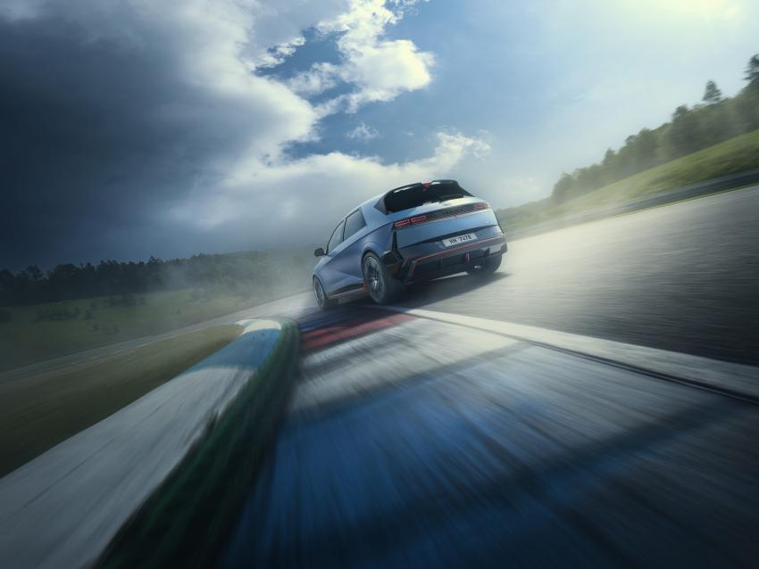 Hyundai Ioniq 5 N_2.jpg Hyundai Ioniq 5 N Heck/Seite in Fahrt