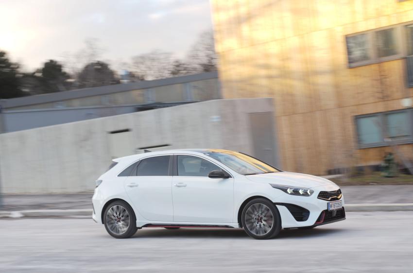 Kia Ceed Seite/Front in Fahrt