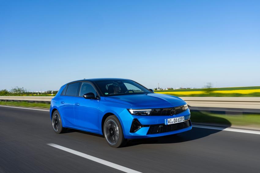 Opel Astra Electric Front/Seite in Fahrt