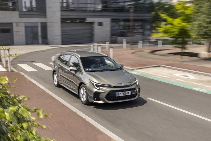 Suzuki Swace Front/Seite in Fahrt