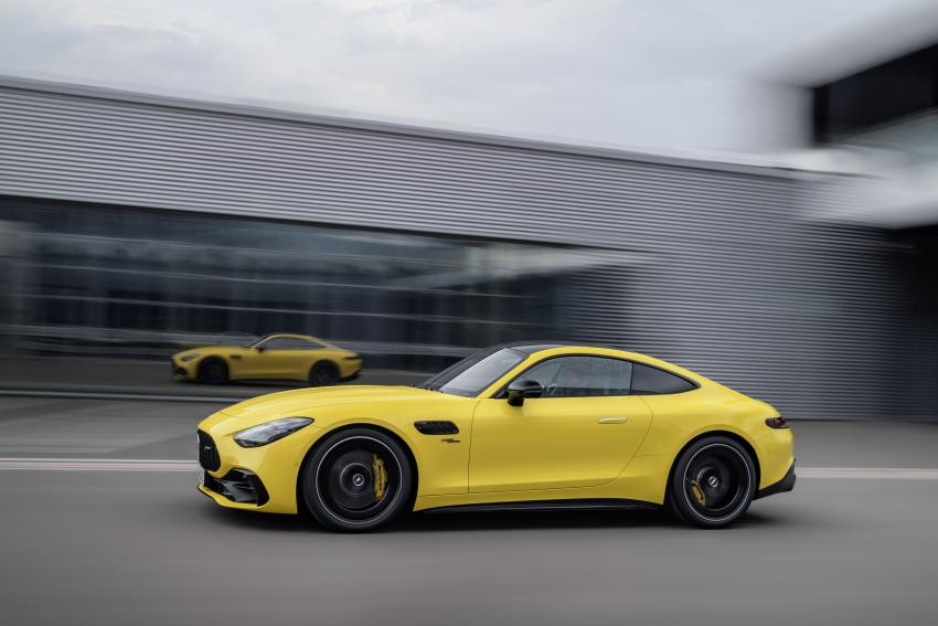 Mercedes-AMG GT 43_3.jpg Mercedes-AMG GT 43 Seite in Fahrt