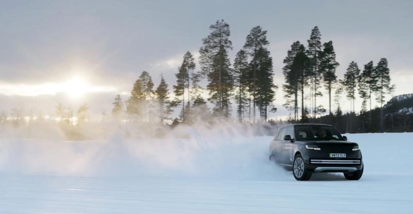 Bild 5_Aufmacher.jpg Range Rover Electric Front/Seite in Fahrt