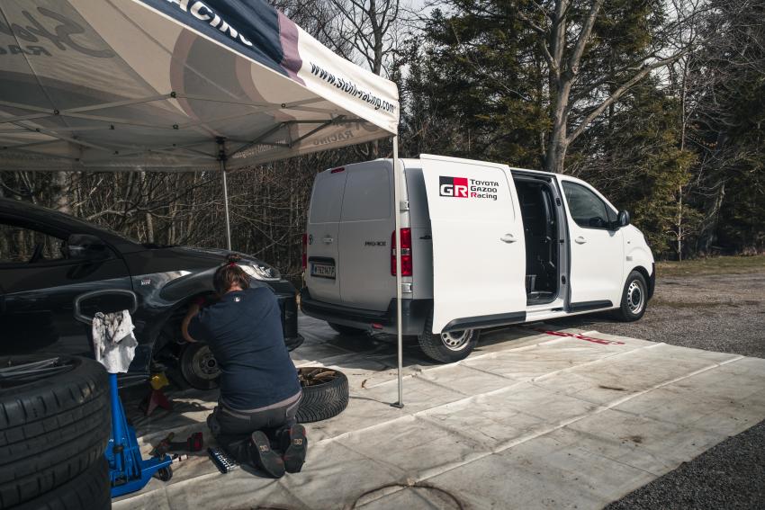 Toyota Proace mit offener Tür. Im Vordergrund wird an einem anderen Auto gearbeitet.