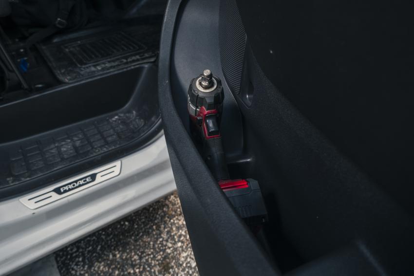 Schlagschrauber in der Türablage