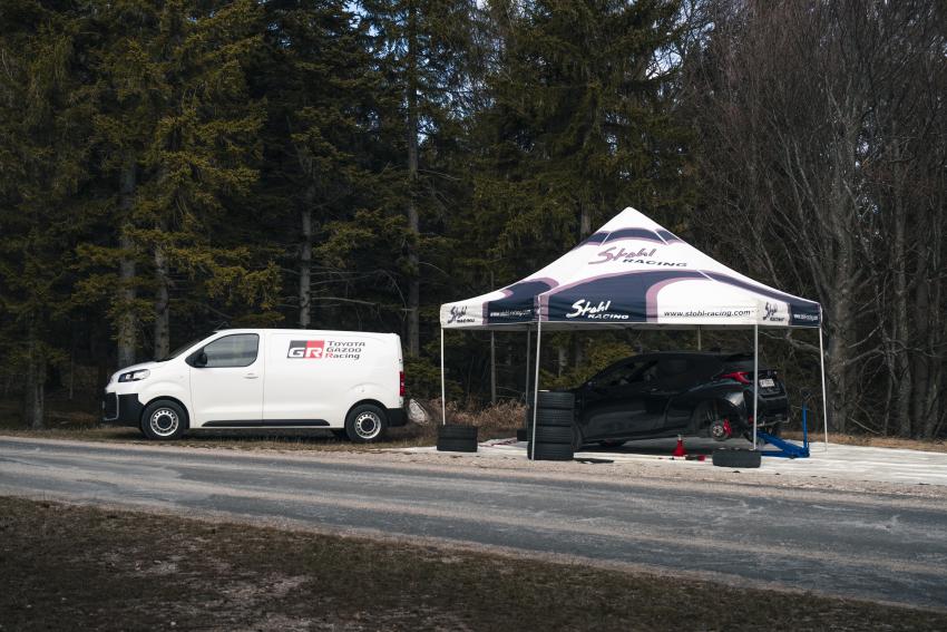 Toyota Proace mit offener Tür. Im Fahrzeug liegen Werkzeuge und Reifen.