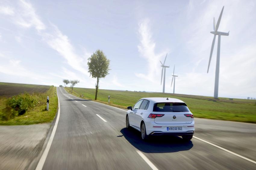 Bild 2_VW.jpg VW Golf eHybrid Heck/Seite in Fahrt