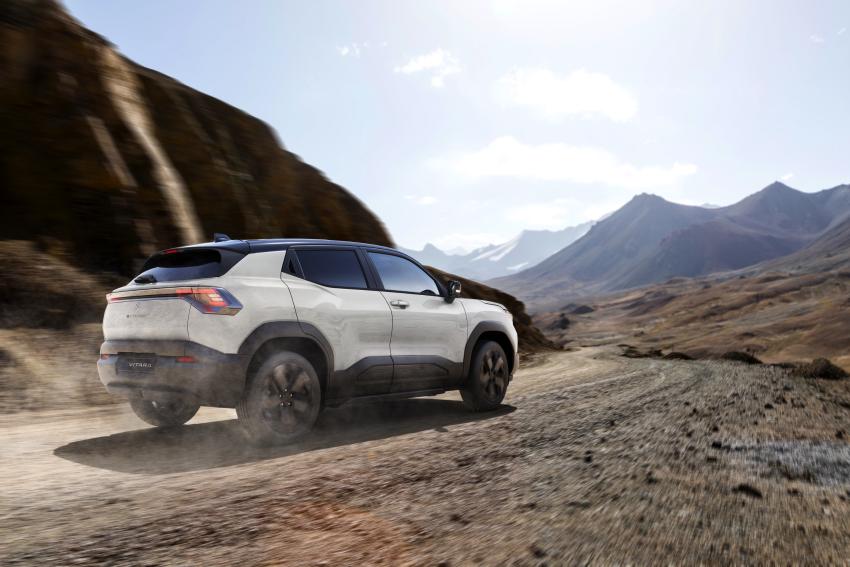 Bild 2_Suzuki.jpg Suzuki e Vitara Heck/Seite in Fahrt