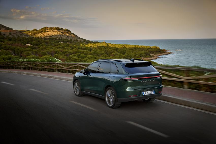 Leapmotor C10 Heck/Seite in Fahrt