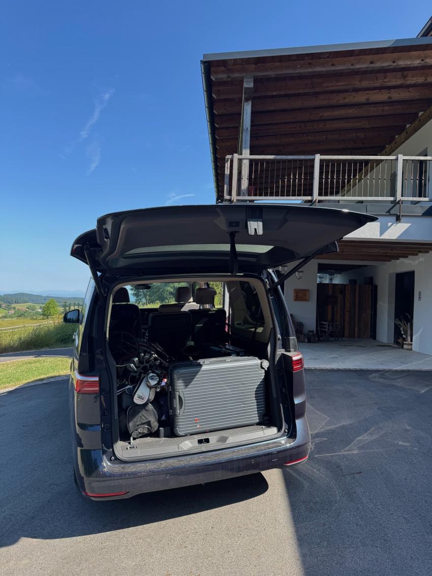 VW Multivan Heck mit geöffneter Heckklappe