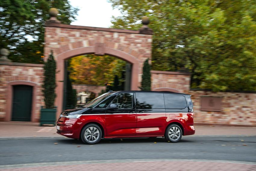 VW Multivan Seite in Fahrt